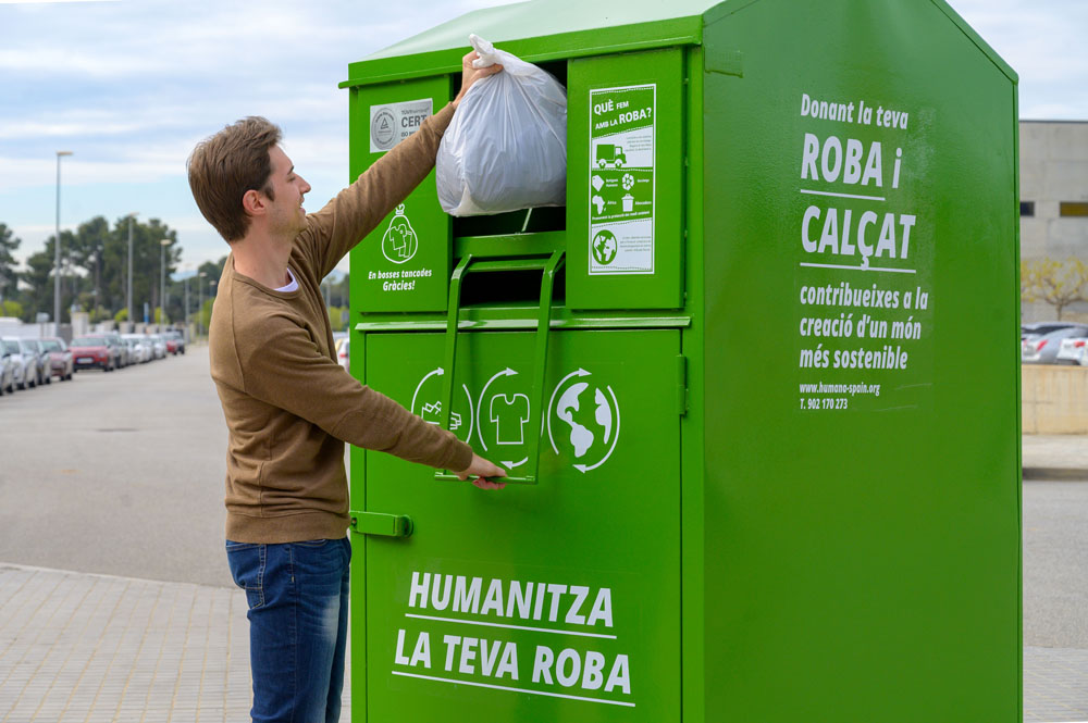 La ropa usada que se deja en contenedores de reciclaje no acaba donde se  cree: el demoledor informe que lo demuestra